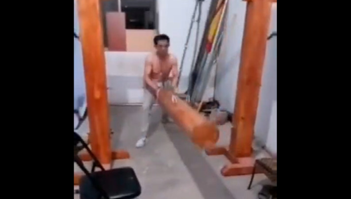 用大木桩撞下体.. 海报