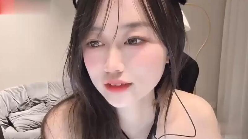 【高颜值大三学姐】电竞陪玩网瘾少女终於还是脱了，奶子又白又大，撕开黑丝各种玩具自慰 海报