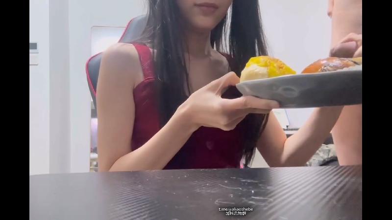 ⚫️⚫️电报群VIP精液盛宴系列！乱伦变态老哥调教母狗堂妹2部，口交取精面包加精+精液布丁1 海报