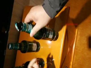 刚和情人开完房准备走的美女被前来送酒的男服务员偷窥洗澡,美女发现后色诱他到阳台说：射我,求求你射里面! 海报