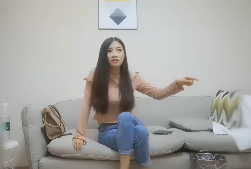约了个牛仔裤妹子，近距离特写掰穴椅子上跪着猛操 海报