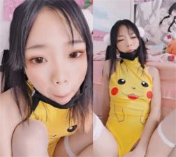 小仙云儿穿皮卡丘情趣紧身衣疯狂自慰！边抠穴边舔舐下体流出的爱液 海报