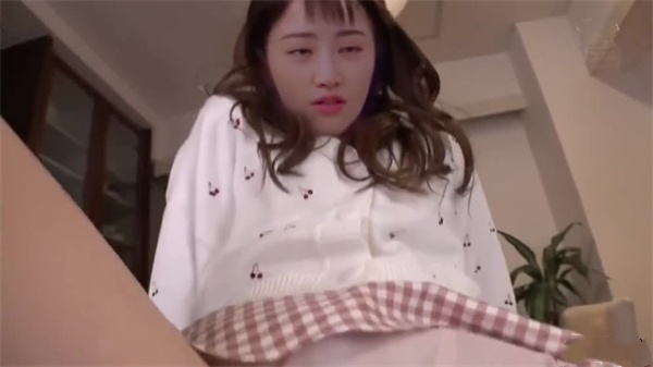 AI-景甜-绝美小姨子趁姐姐熟睡后偷腥姐夫，骑乘位狂摇蜜臀被内射到潮吹痉挛！ 海报