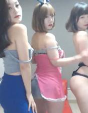 三骚女同台狂摇浪扭，土豪激情爆射高潮！ 海报
