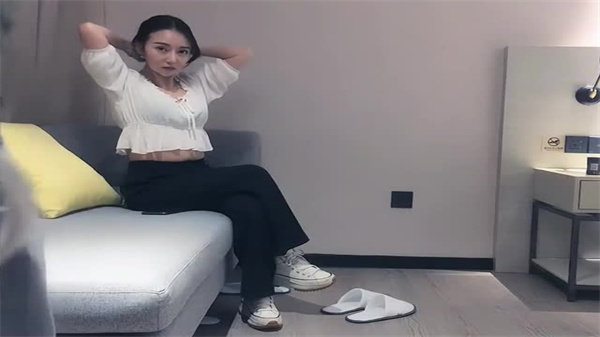 文静气质168CM高挑外围美女，隔着内裤揉捏肉棒，乖巧听话任你摆布 海报
