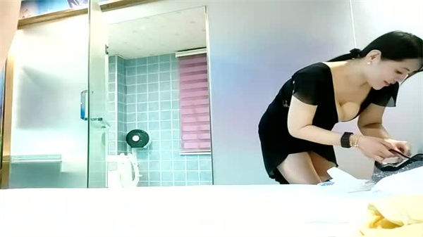 秦总会所爆乳熟女技师探花极品服务 海报