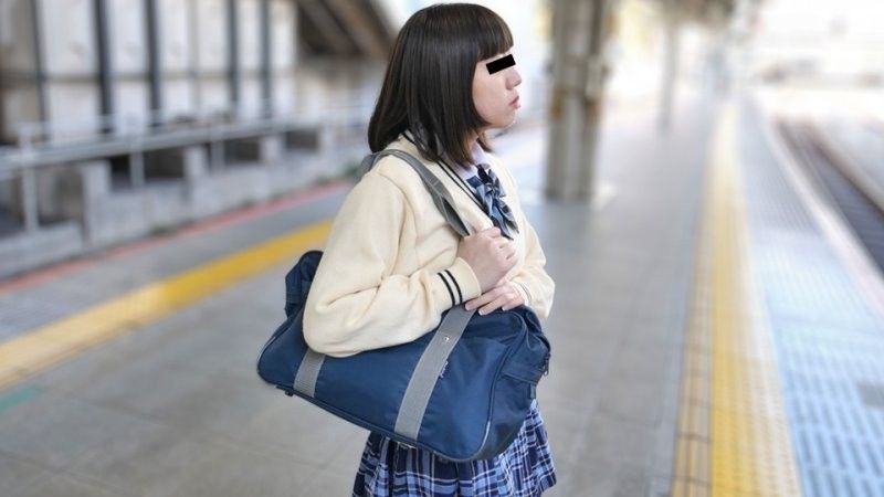 制服少女山中しおり用餐惨遭饥渴男偷窥实录 10musume_030125_01 海报
