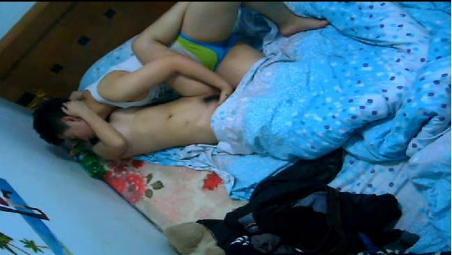 出租房上帝视角真实偷拍，百合情侣如何过性生活的，疯狂抠逼假小子自己的内裤都湿透了 海报