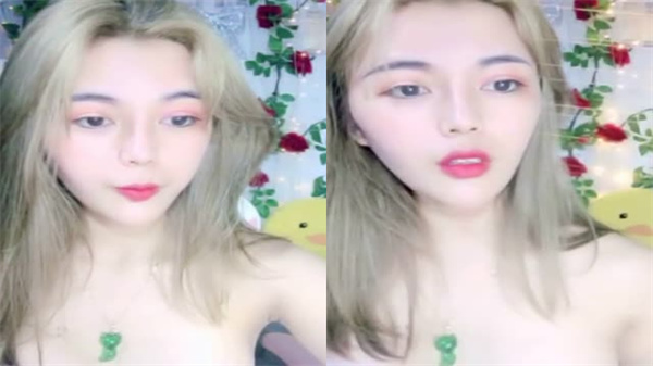 清纯学生妹小骚货活波可爱，高颜值巨乳骚到骨子里！ 海报